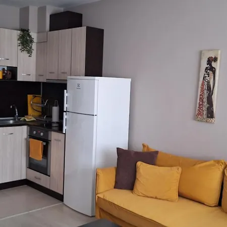Poli's Aparment Sunny Freesia Apartment