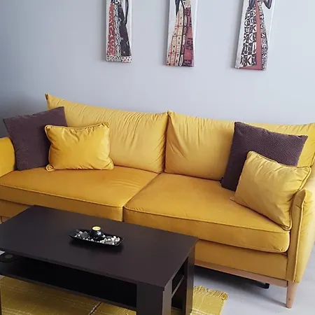 Poli's Aparment Sunny Freesia *