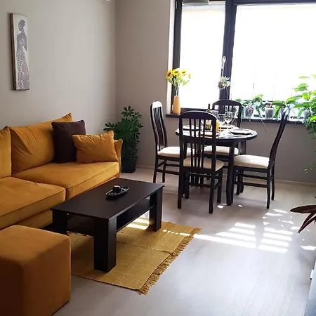 Poli's Aparment Sunny Freesia Apartment