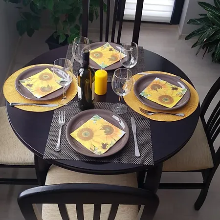 Poli's Aparment Sunny Freesia *